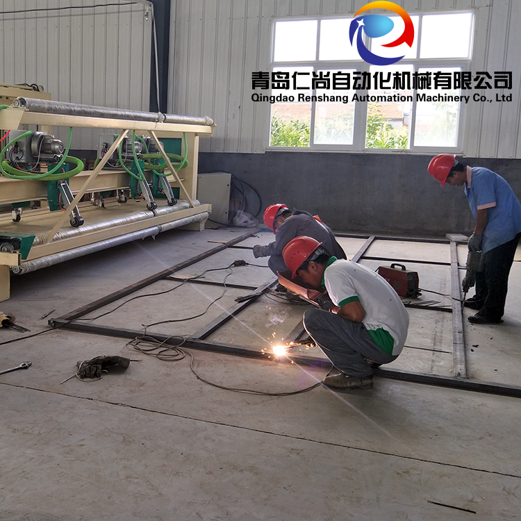 全自動(dòng)篷布加工設(shè)備底盤(pán)焊接